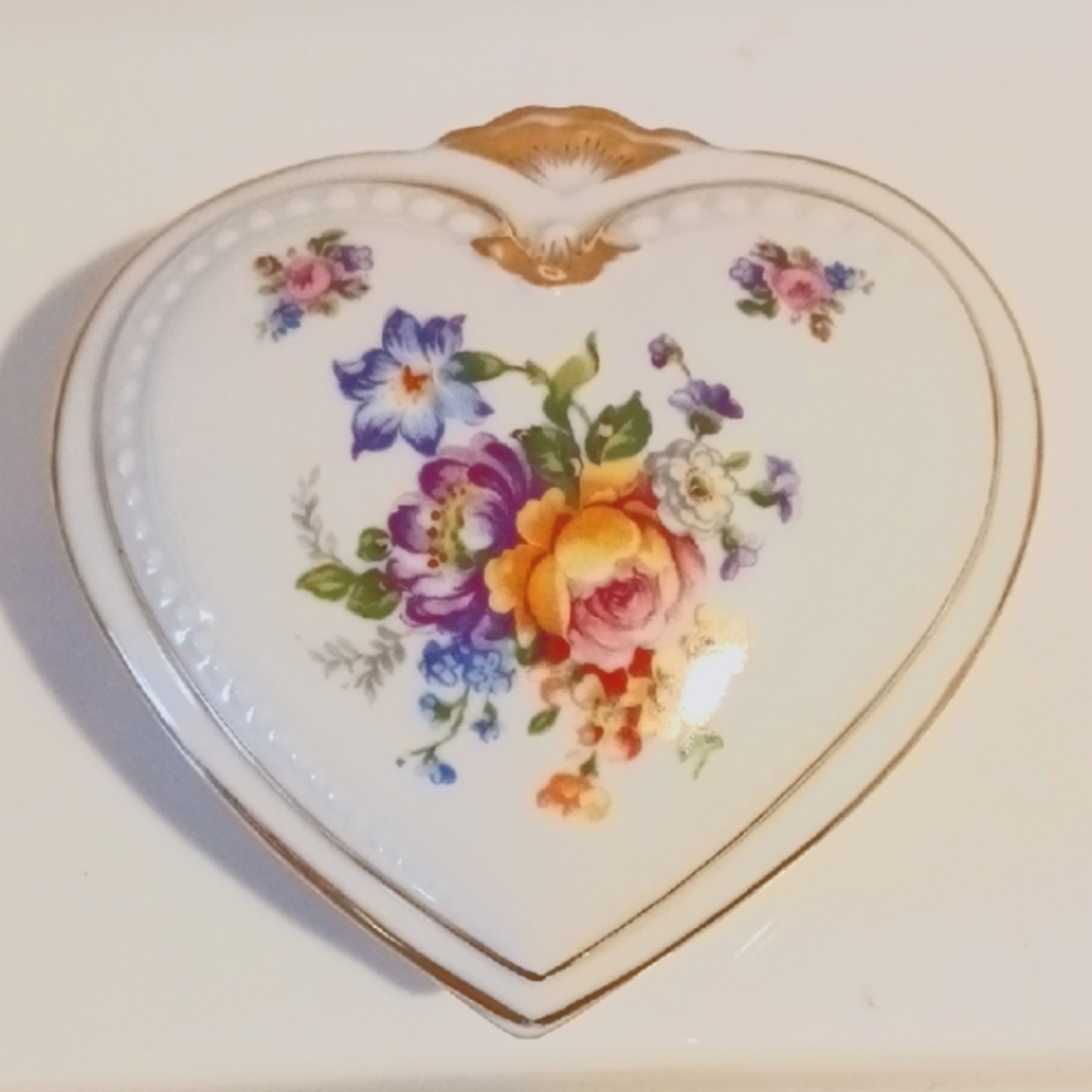 Heart-Shaped Porcelain Trinket Box with Floral Bouquet and Gold Trim